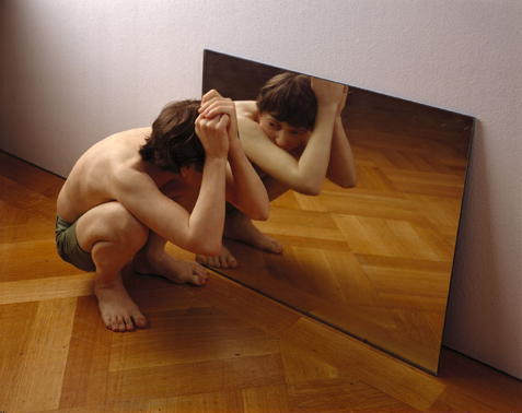 ron-mueck-Crouching-Boy-in-