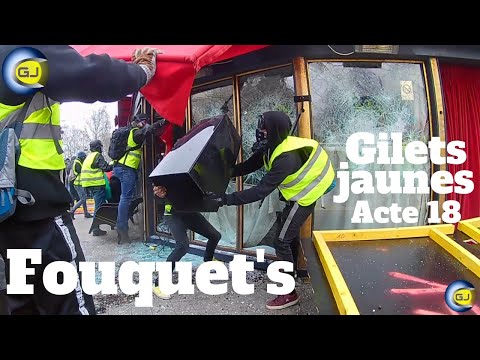 La destruction du Fouquet's. Casseurs, Paris, Champs-Élysées, gilets jaunes, 16 mars 2019, acte 18.