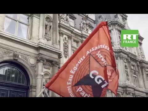 Les éboueurs et égoutiers en grève occupent la mairie de Paris